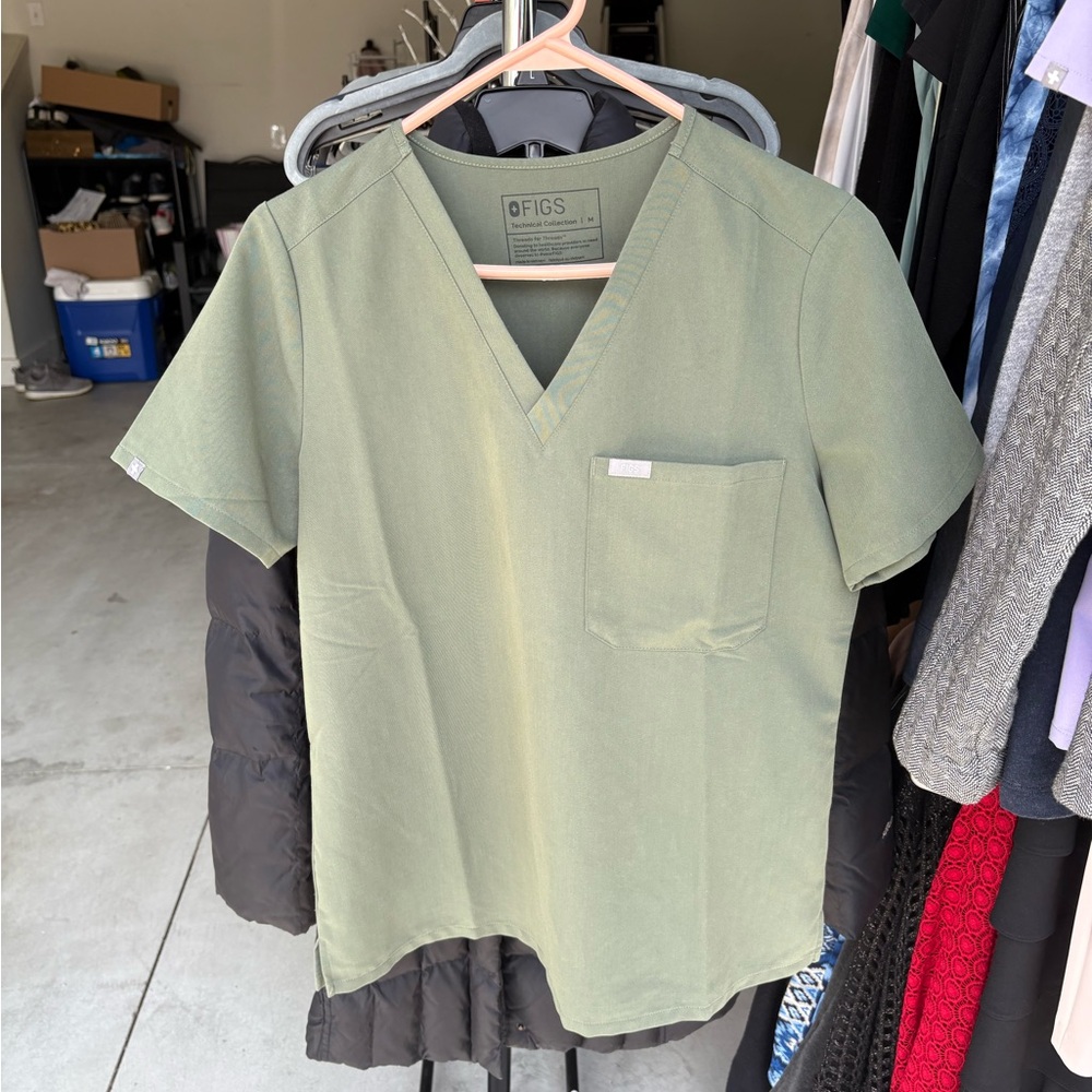 FIGS women’s Green V-Neck scrub top and jogger bottoms
